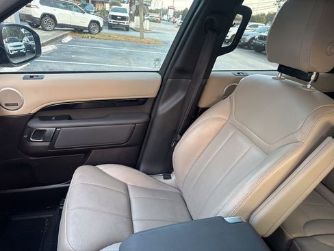 Used 2018 Land Rover Discovery SE image 13