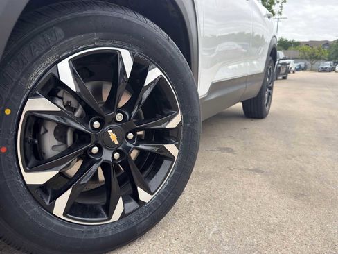 Used 2022 Chevrolet TrailBlazer LT w/ Convenience Package FWD image 3
