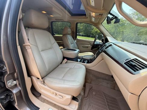 Used 2013 Cadillac Escalade ESV Luxury AWD/4WD image 15