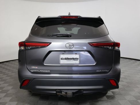 Used 2021 Toyota Highlander XLE AWD/4WD image 3