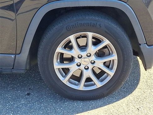 Used 2015 Jeep Cherokee Latitude w/ Cold Weather Group image 26