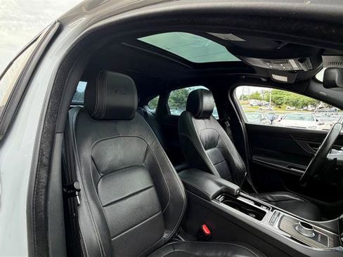 Used 2016 Jaguar XF S RWD image 19