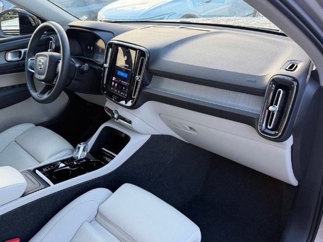 Certified 2024 Volvo XC40 B5 Plus AWD/4WD image 18