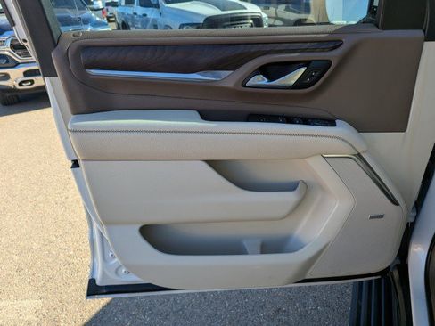 Used 2022 GMC Yukon XL Denali AWD/4WD image 9