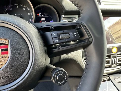 Certified 2025 Porsche Macan Turbo AWD/4WD image 20