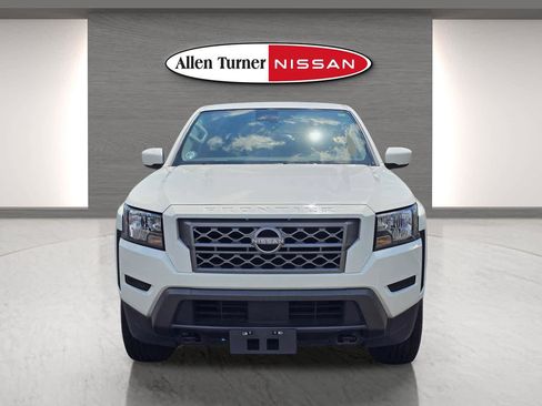 Used 2024 Nissan Frontier SV image 2