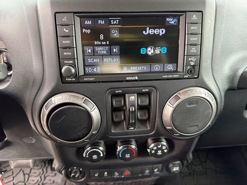 Used 2018 Jeep Wrangler Unlimited Sahara AWD/4WD image 29