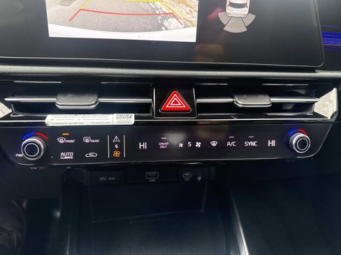 Used 2023 Kia Niro EX image 24