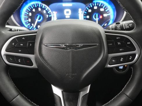 Used 2025 Chrysler Pacifica Select image 18