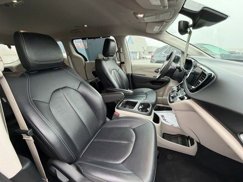 Used 2024 Chrysler Pacifica Touring-L image 7
