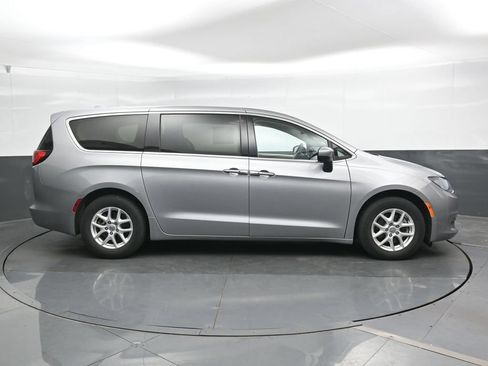 Used 2017 Chrysler Pacifica Touring FWD image 5