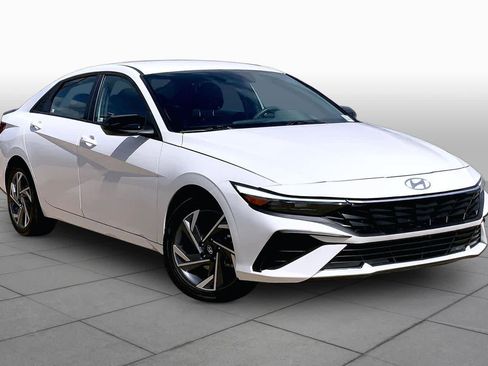 Used 2025 Hyundai Elantra SEL FWD image 3