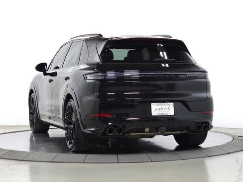 Used 2025 Porsche Cayenne GTS AWD/4WD image 3