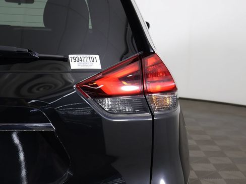 Used 2017 Nissan Rogue SV AWD/4WD image 17