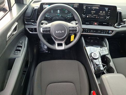 Used 2025 Kia Sportage LX image 11