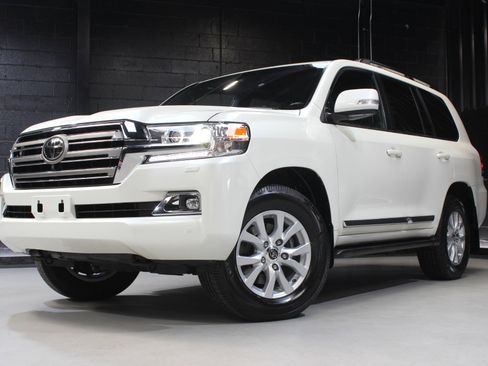 Used 2019 Toyota Land Cruiser w/ Four Season Floor Mat Package image 80