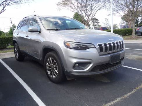 Used 2020 Jeep Cherokee Latitude Plus w/ Comfort/Convenience Group image 3