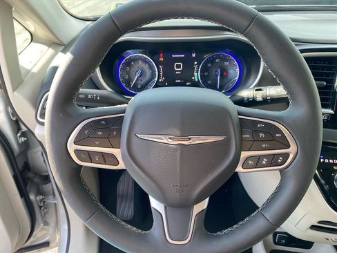 Used 2024 Chrysler Pacifica Touring-L FWD image 10