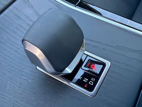 Used 2025 Land Rover Range Rover Velar Dynamic SE image 28