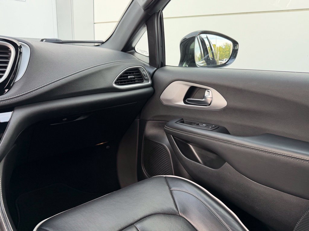 Used 2025 Chrysler Pacifica Limited FWD image 30