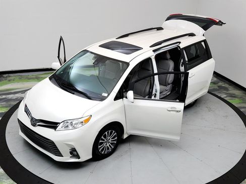 Used 2018 Toyota Sienna XLE image 38