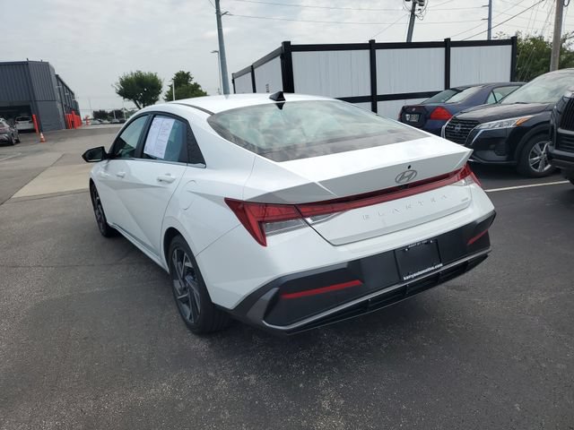 Certified 2025 Hyundai Elantra Limited FWD image 3