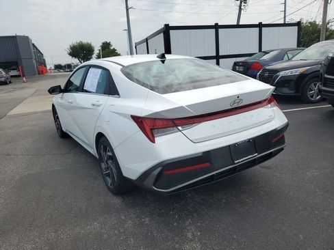 Certified 2025 Hyundai Elantra Limited FWD image 3