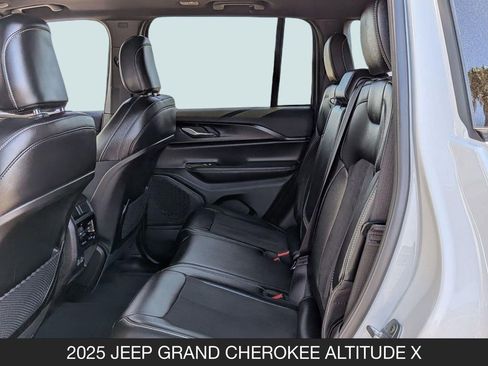 Used 2025 Jeep Grand Cherokee Altitude AWD/4WD image 17