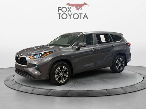 Used 2024 Toyota Highlander XLE FWD image 1