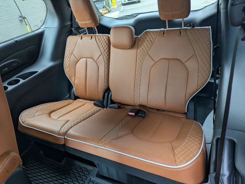 New 2026 Chrysler Pacifica Pinnacle image 28