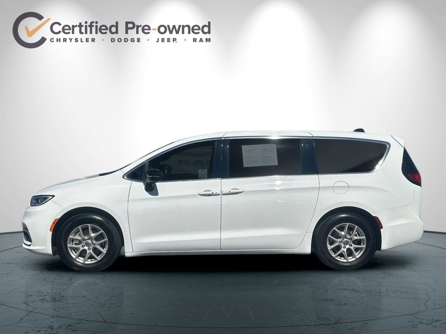 Used 2025 Chrysler Pacifica Select FWD image 7