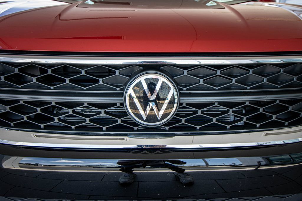 Certified 2024 Volkswagen Taos SE AWD/4WD image 8