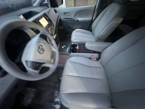Used 2013 Toyota Sienna LE image 7