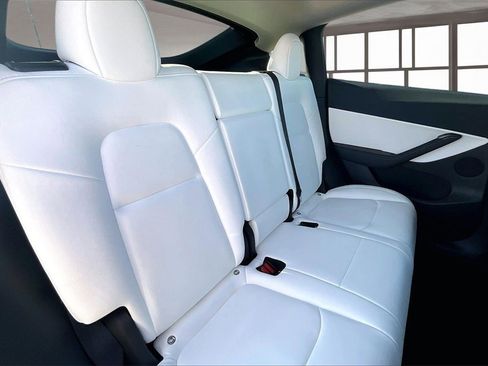 Used 2022 Tesla Model Y Long Range image 28