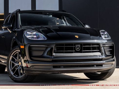 Certified 2024 Porsche Macan AWD/4WD image 9