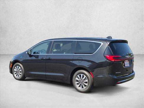 Used 2022 Chrysler Pacifica Touring-L FWD image 8