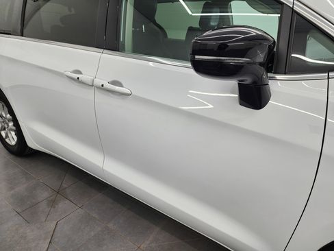 Used 2024 Chrysler Pacifica Touring-L image 24