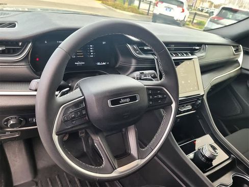 Used 2024 Jeep Grand Cherokee Laredo X image 9