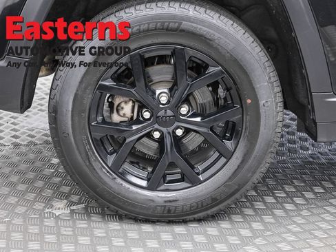 Used 2025 Jeep Grand Cherokee Altitude AWD/4WD image 31