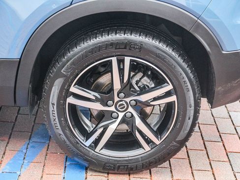 Used 2025 Volvo XC40 B5 Core image 7