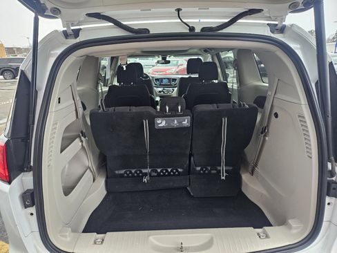 Used 2020 Chrysler Pacifica Touring w/ Cold Weather Group image 16