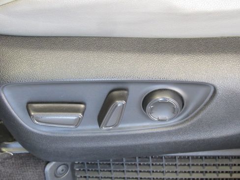 Used 2024 Toyota Sienna XLE FWD image 12