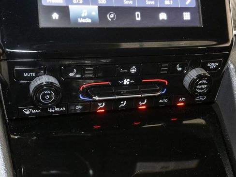 Used 2024 Jeep Grand Cherokee Laredo w/ Luxury Tech Group I image 16