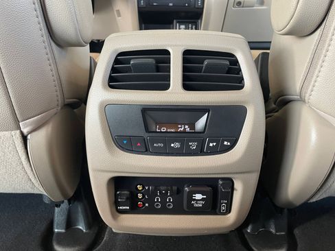 Used 2018 Honda Pilot Touring image 32