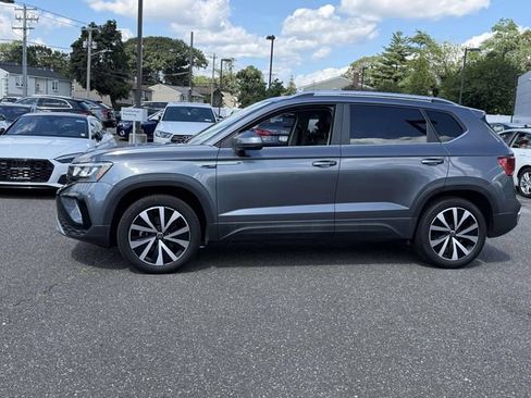 Used 2023 Volkswagen Taos SE w/ Panoramic Sunroof Package AWD/4WD image 2