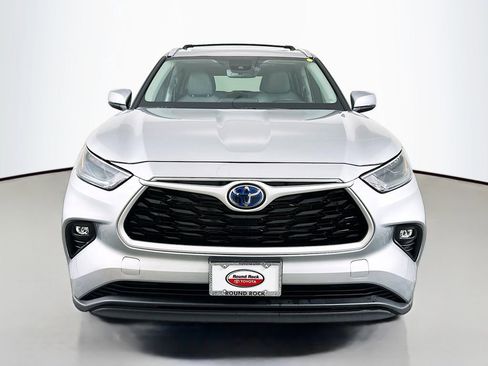 Certified 2024 Toyota Highlander XLE image 2