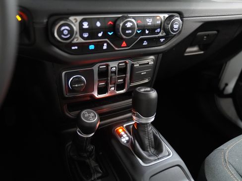 Used 2025 Jeep Wrangler Unlimited Sahara AWD/4WD image 26