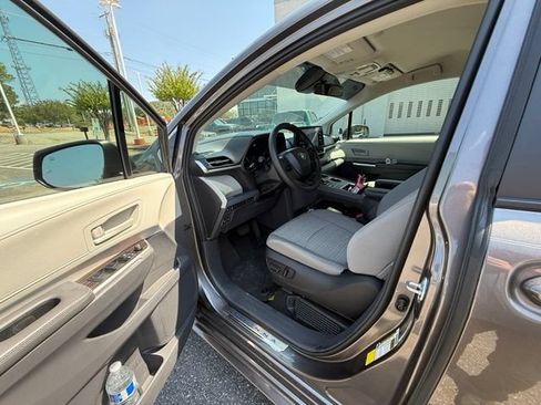 Used 2022 Toyota Sienna LE FWD image 6