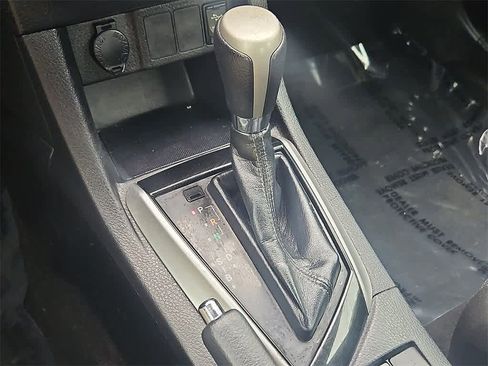 Used 2015 Toyota Corolla LE image 11