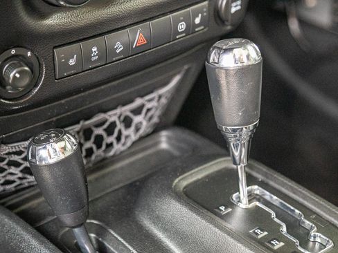 Used 2012 Jeep Wrangler Unlimited Rubicon w/ Connectivity Group image 29